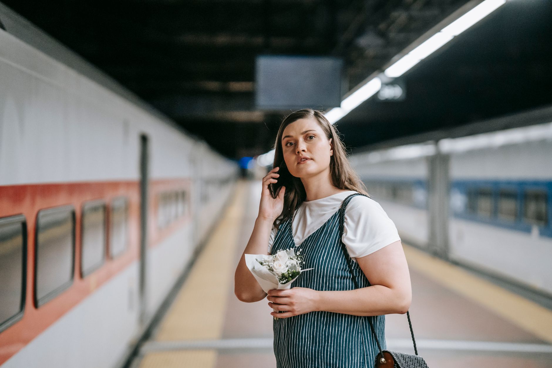駅のホームで佇む女性