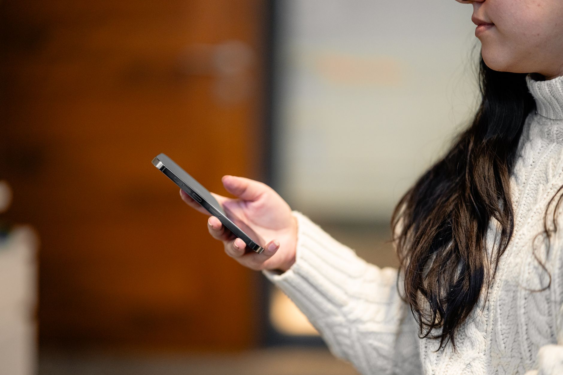 スマホを見る女性