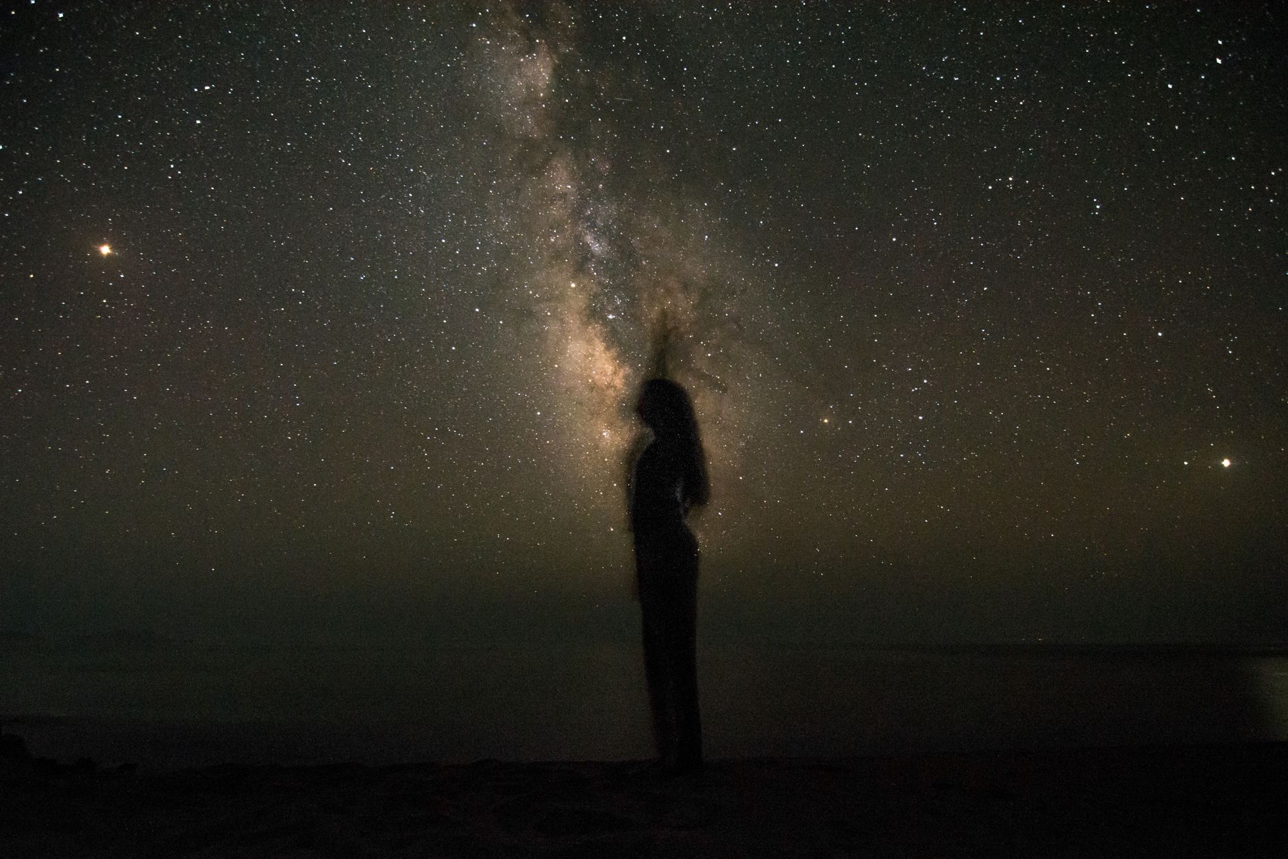 星空の下に佇む人影