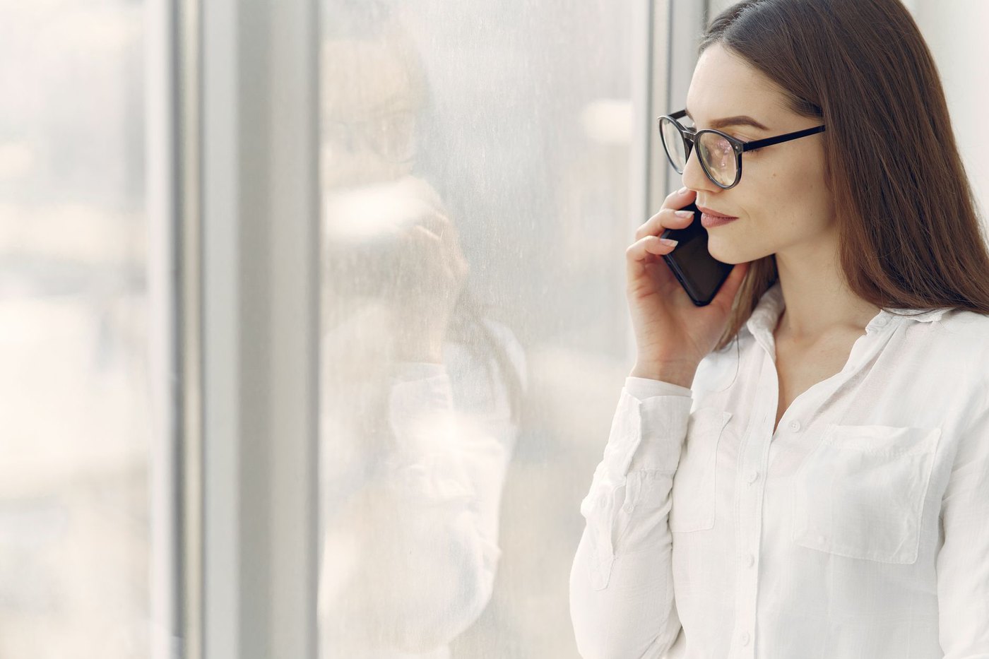 連絡を送ろうか迷う人物の横顔、送信ボタンの上で止まる指