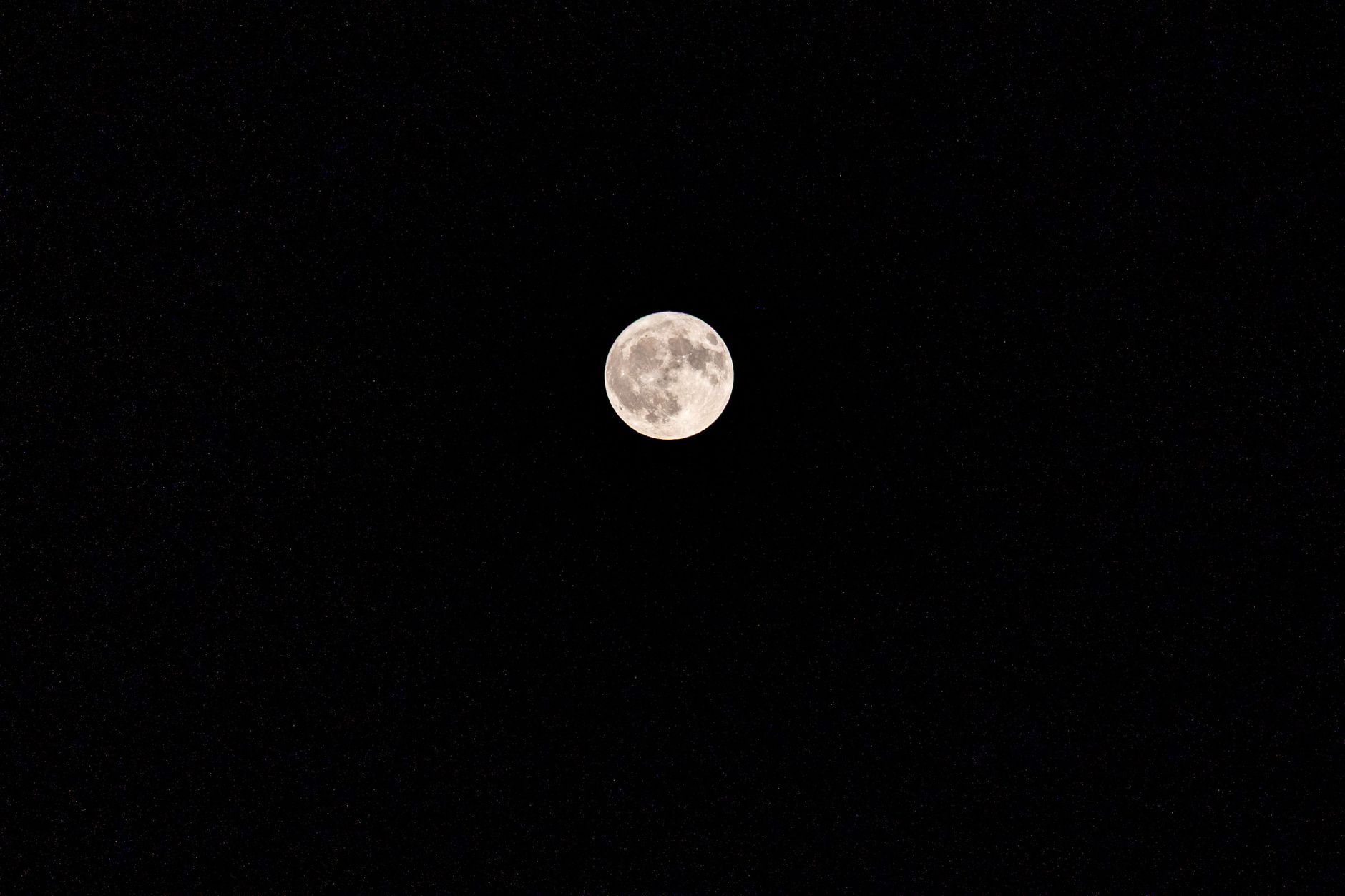 夜空に浮かぶ満月