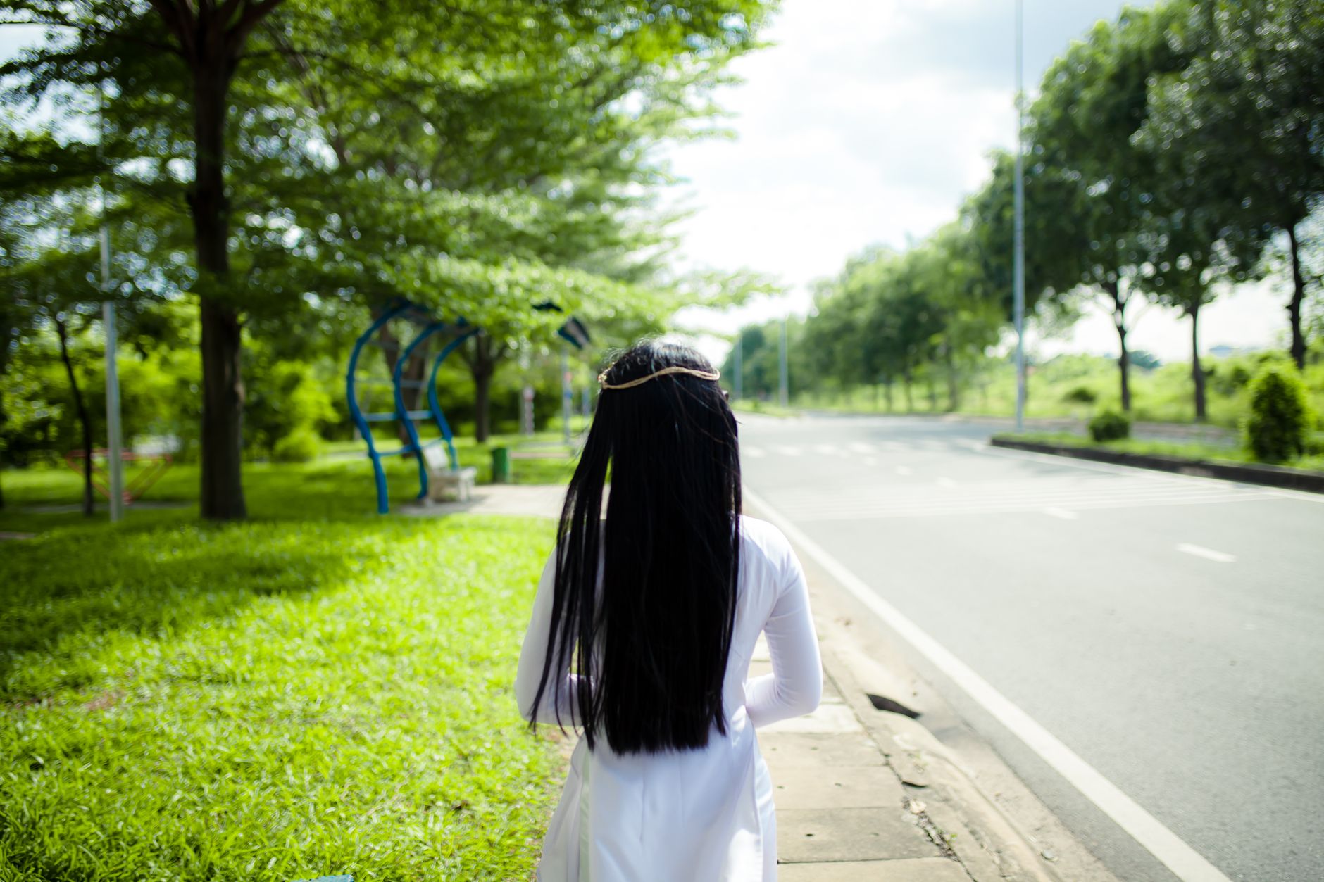 街を歩み去る女性の後ろ姿
